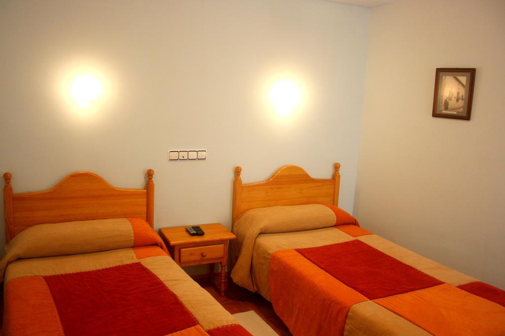 Hostal La Granja Yunquera de Henares Exterior photo